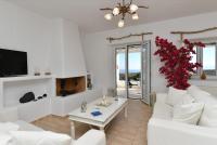 Televízia a/alebo spoločenská miestnosť v ubytovaní DreamCatcher Sea view mini pool Paros