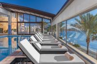 Bazén v ubytování Elba Estepona Gran Hotel & Thalasso Spa nebo v jeho okolí