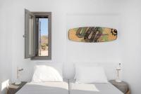 Łóżko lub łóżka w pokoju w obiekcie Rising Sun sea view Villa near the beach Paros