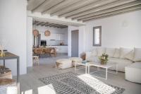 Część wypoczynkowa w obiekcie Rising Sun sea view Villa near the beach Paros