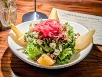 ein weißer Teller mit Salat auf dem Tisch in der Unterkunft North Hero House Inn and Resort in North Hero