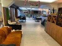 een woonkamer met een bank en een restaurant bij Magia Vido Apartment-President Kop A109 in Kopaonik