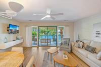 ein Wohnzimmer mit einer Couch und einem Tisch in der Unterkunft Seascape Boardwalk Villa 277 in Destin