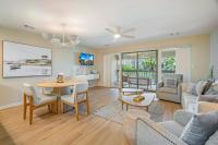 ein Wohnzimmer mit einer Couch und einem Tisch in der Unterkunft Seascape Boardwalk Villa 277 in Destin