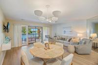 ein Wohnzimmer mit Tisch und Couch in der Unterkunft Seascape Boardwalk Villa 277 in Destin