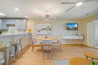eine Küche und ein Esszimmer mit Tisch und Stühlen in der Unterkunft Seascape Boardwalk Villa 277 in Destin