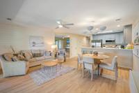 ein Wohnzimmer mit einer Couch und einem Tisch in der Unterkunft Seascape Boardwalk Villa 277 in Destin