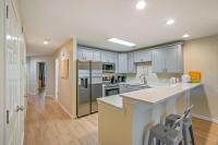eine Küche mit weißen Schränken und einem Edelstahlkühlschrank in der Unterkunft Seascape Boardwalk Villa 277 in Destin