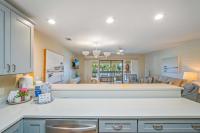 eine Küche mit einer Theke und ein Wohnzimmer in der Unterkunft Seascape Boardwalk Villa 277 in Destin