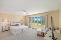 Ein Bett oder Betten in einem Zimmer der Unterkunft Seascape Boardwalk Villa 277