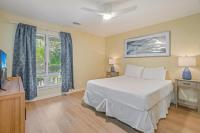 Ein Bett oder Betten in einem Zimmer der Unterkunft Seascape Boardwalk Villa 277
