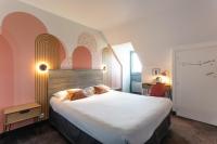 Un dormitorio con una cama grande con sábanas blancas. en Relais Amadourien, en Rocamadour
