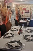 einen Tisch mit Tellern und Besteck darüber in der Unterkunft Chambres d'Hôtes Domaine de Beunes in Pailloles