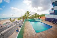 una piscina en la azotea de un edificio junto a la playa en Litorânea Praia Hotel, en São Luís