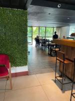 En restaurant eller et andet spisested på Acomodação Mediterrâneo 021 - Em Frente à Praia e Próximo ao Barra Shopping