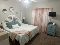 Ein Bett oder Betten in einem Zimmer der Unterkunft Beautiful Two Bedroom, Two Bathroom First Floor Condo in Gulf Shores!