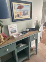einen Schreibtisch in einem Zimmer mit einem Bild vom Strand in der Unterkunft Beautiful Two Bedroom, Two Bathroom First Floor Condo in Gulf Shores! in Gulf Shores