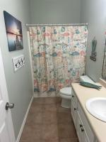 Ein Badezimmer in der Unterkunft Beautiful Two Bedroom, Two Bathroom First Floor Condo in Gulf Shores!