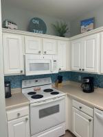 Küche&#47;Küchenzeile in der Unterkunft Beautiful Two Bedroom, Two Bathroom First Floor Condo in Gulf Shores!