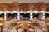 Un restaurante u otro lugar para comer en Jimbaran Bay Beach Resort and Spa by Prabhu