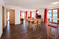 Seehotel und Appartements Schnöllerにあるテレビまたはエンターテインメントセンター