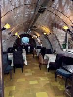 Hotel Grand Matej في بانسكا شتيفنيتسا: مطعم فيه طاولات وكراسي في نفق