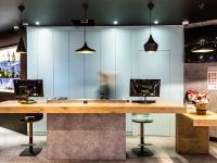 Hotel ibis Porto Gaiaにあるテレビまたはエンターテインメントセンター