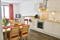 Seehotel und Appartements Schnöllerにあるキッチンまたは簡易キッチン