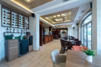 Un comedor con mesa y sillas en Royal Crown Apartments, en Subotica