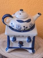 eine blau-weiße Teekanne auf einem Tisch in der Unterkunft Hotel Grenzenlos im Alten Gut in Würzburg