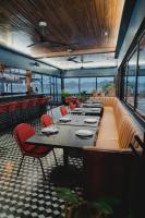 une salle à manger avec une longue table et des chaises rouges dans l'établissement Quinto Hotel Boutique, à Guaymas
