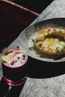 - une table avec une assiette de nourriture et une boisson dans l'établissement Quinto Hotel Boutique, à Guaymas