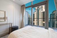 Postel nebo postele na pokoji v ubytování Infinity Pool & Burj Khalifa View l Luxe Paramount