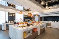 济南沃德酒店(济南凤鸣路鲍山地铁站店)的厨房的柜台上放着食物