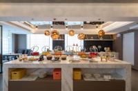 济南沃德酒店(济南凤鸣路鲍山地铁站店)的餐厅设有大柜台,提供食物