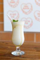 een drankje in een glas zittend op een tafel bij Parkes International in Parkes