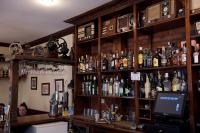 eine Bar mit vielen Flaschen Alkohol in der Unterkunft La Casona De Entralgo in Pola de Laviana