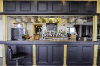 Una gran barra negra con una silla delante. en The Majestic Hotel, en Eastbourne