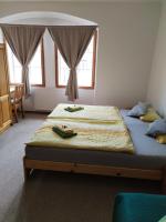 Postel nebo postele na pokoji v ubytování Hotel U Zvonu