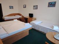 Postel nebo postele na pokoji v ubytování Hotel Legie