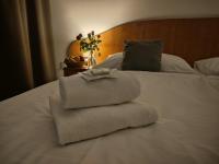Postel nebo postele na pokoji v ubytování Hotel Legie