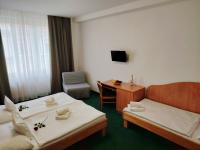 Postel nebo postele na pokoji v ubytování Hotel Legie