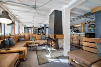 Una sala de estar con un sofá y una chimenea. en CHALET AUBERGE - Les Mélèzes, en Tignes