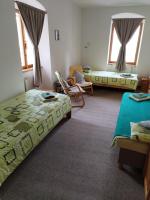 Postel nebo postele na pokoji v ubytování Hotel U Zvonu