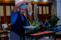 uma mulher está segurando um prato de comida em Kandahena Mansion em Akuressa