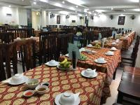 una fila de mesas con tazones de comida. en Phong Lan Hotel Cửa Lò, en Thương Xà (2)