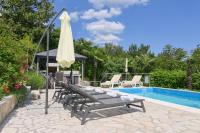 Bazén v ubytovaní Family friendly apartments with a swimming pool Opatija - Volosko, Opatija - 15071 alebo v jeho blízkosti