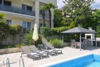 Bazén v ubytovaní Family friendly apartments with a swimming pool Opatija - Volosko, Opatija - 15071 alebo v jeho blízkosti