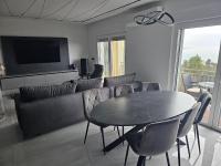 Televízia a/alebo spoločenská miestnosť v ubytovaní Family friendly apartments with a swimming pool Opatija - Volosko, Opatija - 15071