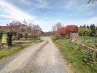 Ogród w obiekcie Gîte familial avec cheminée, jardin et espace jeux près de Chazelles-sur-Lyon et St-Galmier - FR-1-496-281